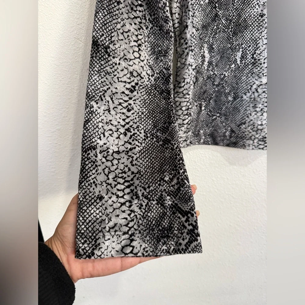 Vintage GUESS Y2K Snakeskin Print Mesh Long Sleeve Top Black Gray Fitted Size S - Picture 3 of 6
